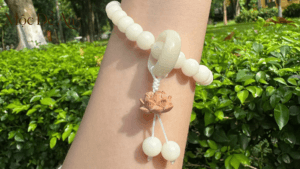 Cách phân biệt hạt bồ đề tự nhiên thật qua hình dáng và đường vân tự nhiên trên bề mặt